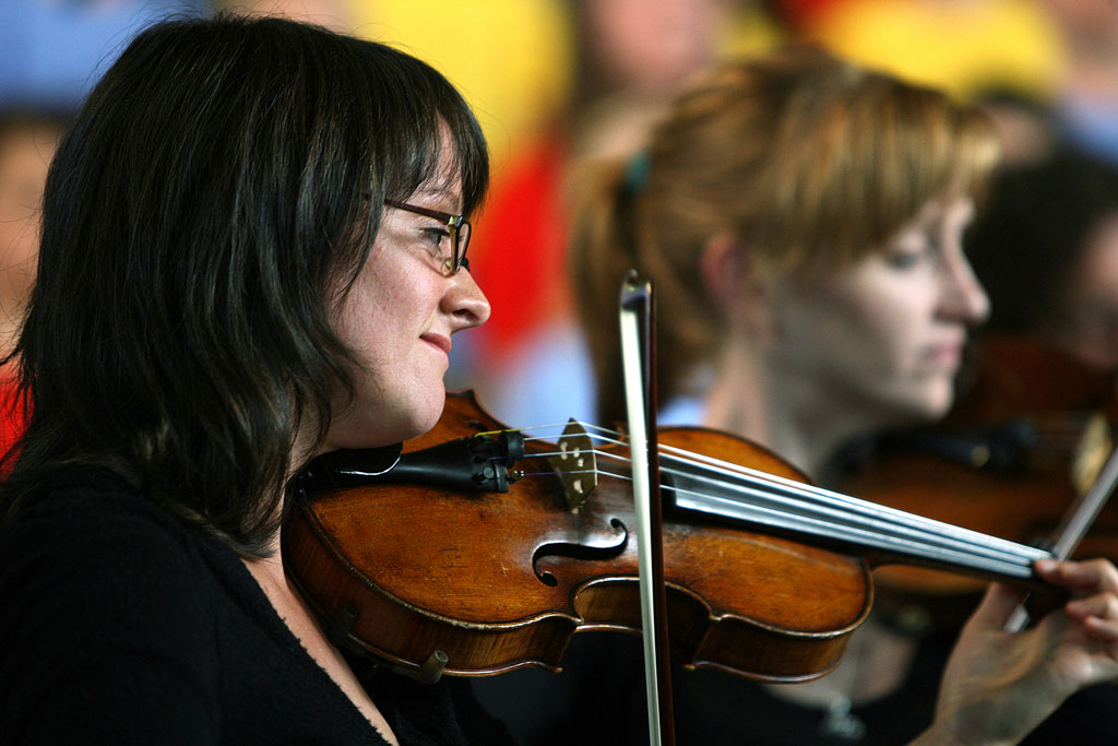 violin player playing